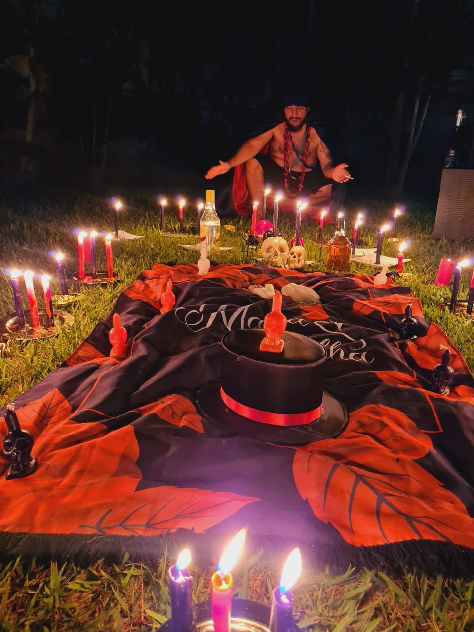 Trabalho espiritual realizado ao ar livre com velas e símbolos sagrados