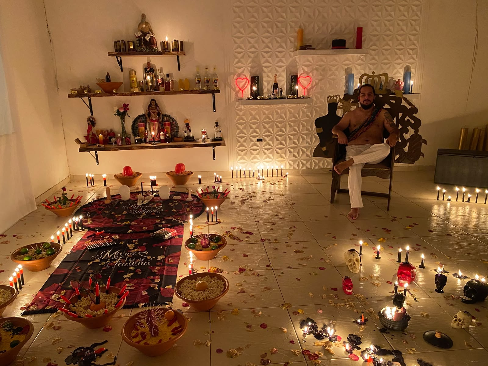 Sala de trabalhos espirituais do Mestre Rubens com altares, velas e oferendas preparadas