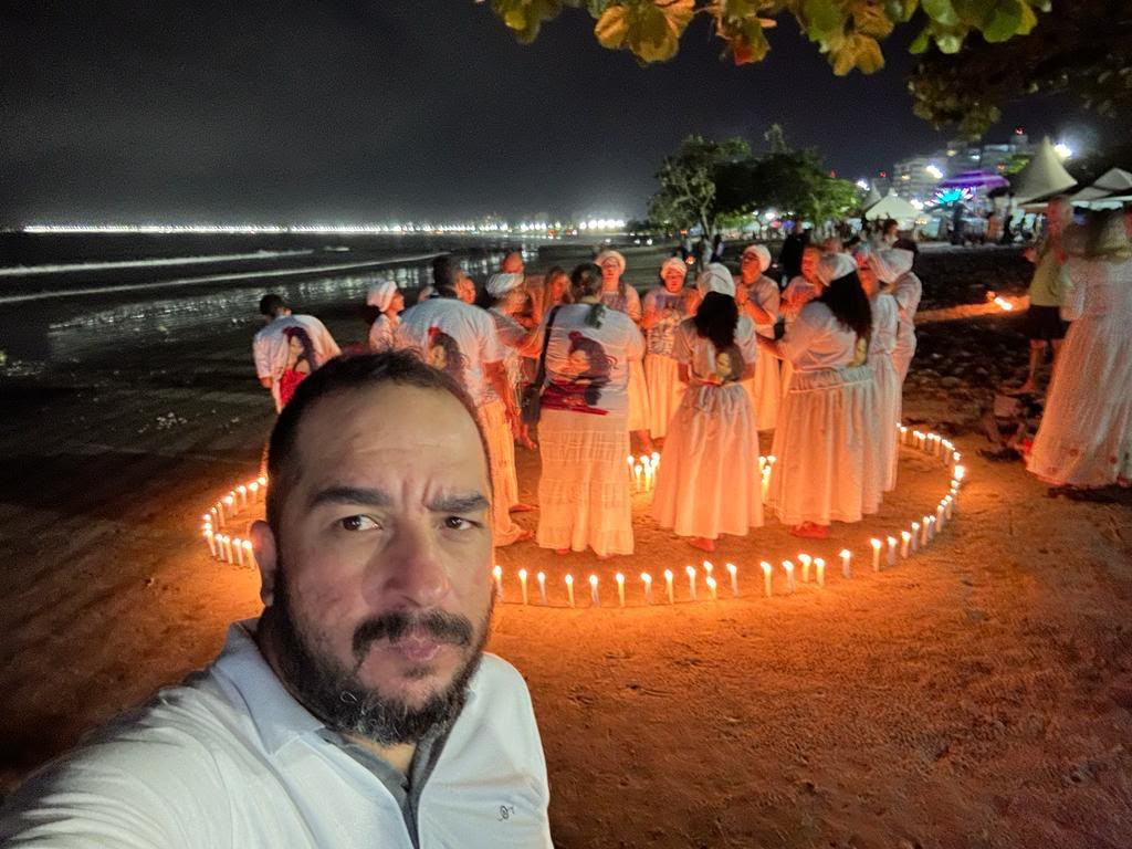 Mestre Rubens durante ritual com velas na praia